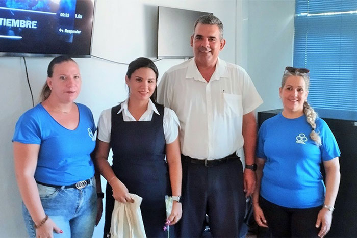 El ingeniero Roberto Pérez Morales, director territorial de ETECSA en Villa Clara, junto a la representante de la institución y del Citma, en el momento de la premiación. 