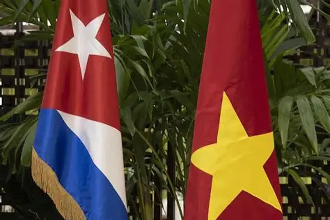 Banderas de Cuba y Vietnam