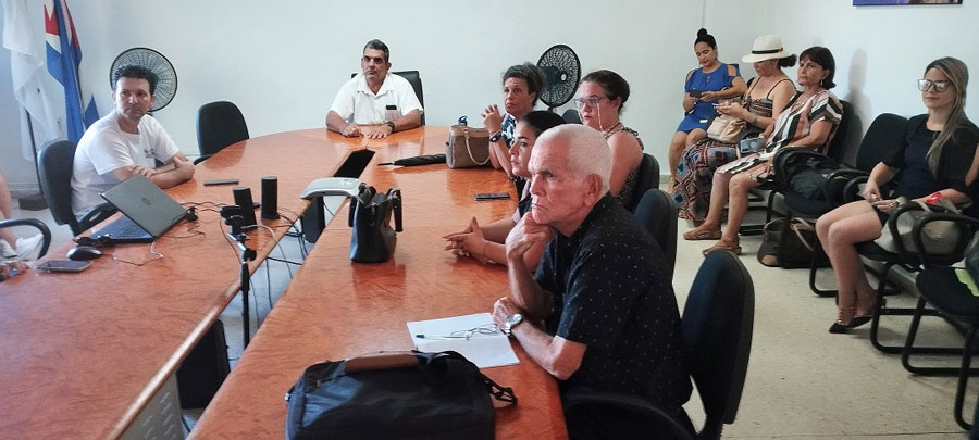  Funcionarios de ETECSA y del Citma junto a otros  participantes.