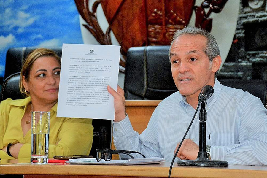  El Dr. C Armando Rodríguez Batista, ministro del Citma, y Susely Morfa González, primera secretaria del PCC en Villa Clara, en la discusión del Anteproyecto de Ley de Ciencia.