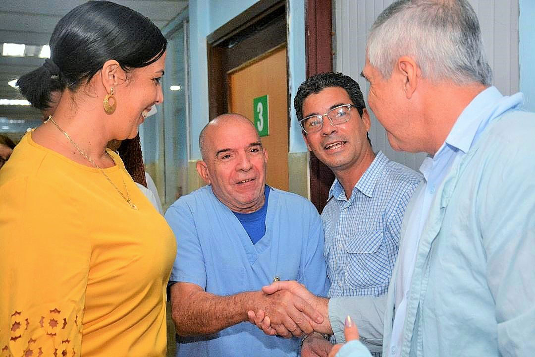Vice primer ministro Eduardo Martínez saluda al Dr. Raúl González Leal, durante el recorrido por el hospital pediátrico villaclareño.