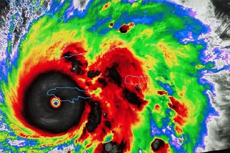 La imagen satelital demuestra lo bravío del fenómeno a punto de tocar Jamaica por el suroeste de Kingston, su capital.