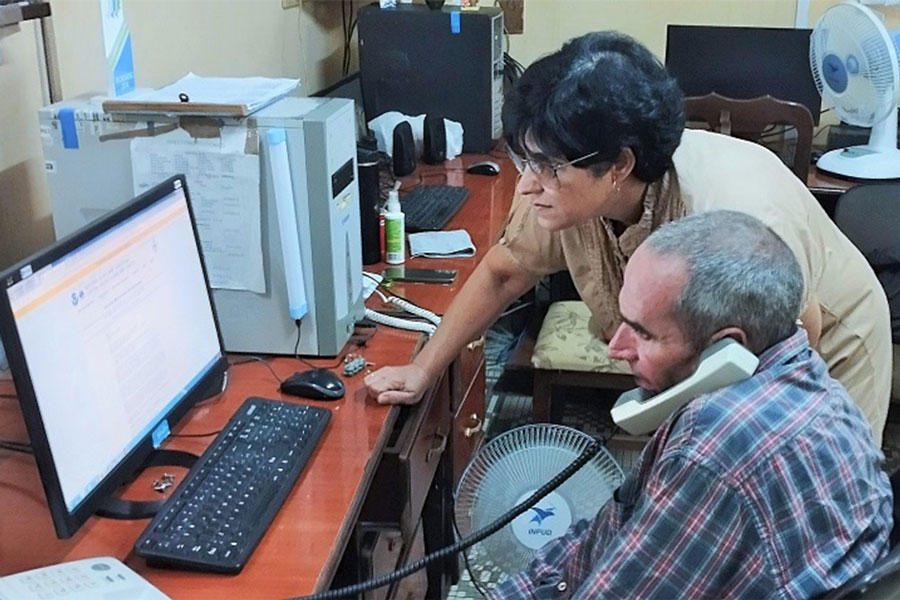 Meteorólogos villaclareños siguiendo el desarrollo y trayectoria del huracán Melissa.