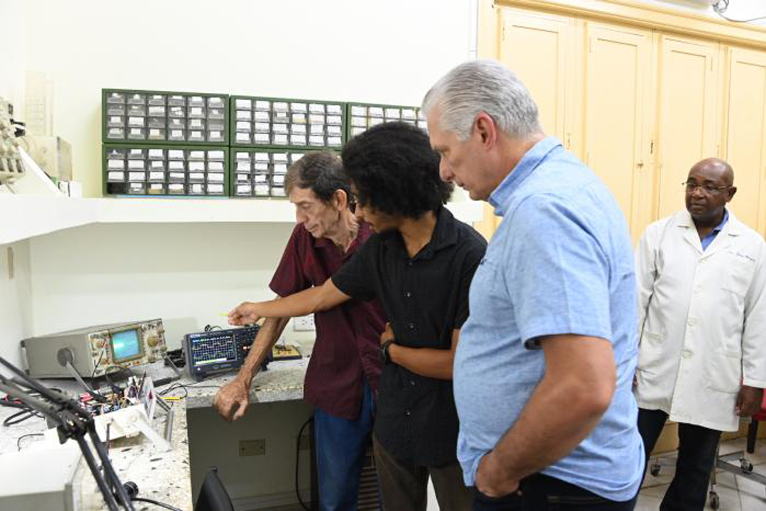 Díaz-Canel resaltó el tremendo talento que hay en esta institución, el cual, acotó, debería ser más empleado. (Foto: Estudios Revolución)
