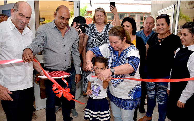 Inauguración del Rincón del Chocolate con nuevas ofertas y mejor confort.