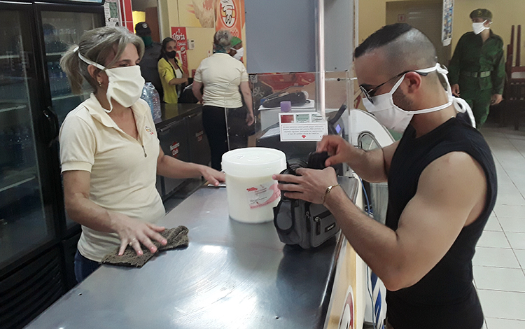 Gracias al reclamo de los clientes de la cola, varias personas se beneficiaron con el yogurt. (Foto: Francisnet Díaz Rondón)