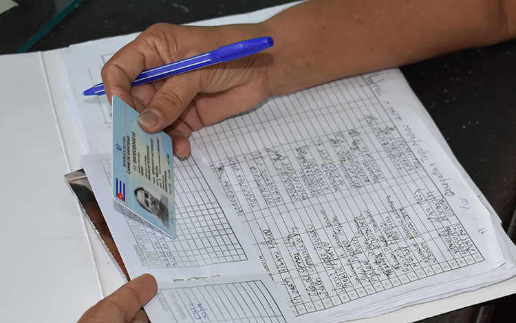 Se permite que una persona ajena a un núcleo familiar compre sus productos presentando la libreta de abastecimiento y el carné de cualquiera de los integrantes. (Foto: Carlos Rodríguez) Se permite que una persona ajena a un núcleo familiar compre sus productos presentando la libreta de abastecimiento y el carné de cualquiera de los integrantes. (Foto: Carlos Rodríguez)
