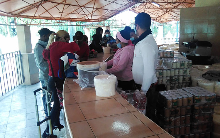 Ofertas de Comercio en la feria de fin de año en Santa Clara, Cuba.