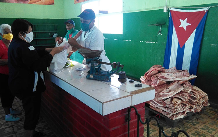 Venta de carne de cerdo en el mercado de Buen Viaje. Venta de carne de cerdo en el mercado de Buen Viaje.