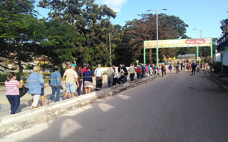 Fila de personas para entrar al mercado durante la feria de fin de año en Santa Clara. Fila de personas para entrar al mercado durante la feria de fin de año en Santa Clara.