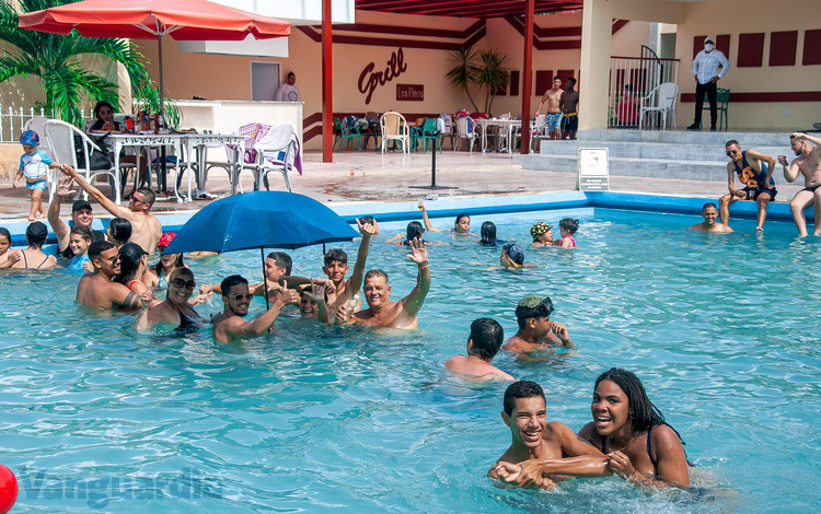 Piscina del Centro Recreativo Los Pinos, de Santa Clara. Piscina del Centro Recreativo Los Pinos, de Santa Clara.