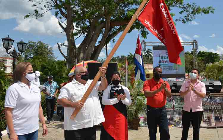 Entrega de la bandera de Vanguardia Nacional al complejo recreativo Somos Jóvenes, de Santa Clara, Villa Clara. Entrega de la bandera de Vanguardia Nacional al complejo recreativo Somos Jóvenes, de Santa Clara, Villa Clara.