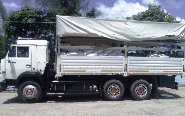 Camiones salen cargados con el frijol para su distribución en las bodegas de Villa Clara. (Fotos: Narciso Fernández Ramírez)