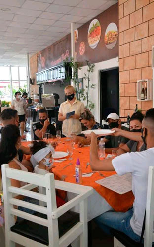 En el Complejo Recreativo Somos Jóvenes, de Santa Clara, la mesa Buffet devenida restaurante en este primer momento, goza de una buena aceptación. En el Complejo Recreativo Somos Jóvenes, de Santa Clara, la mesa Buffet devenida restaurante en este primer momento, goza de una buena aceptación.