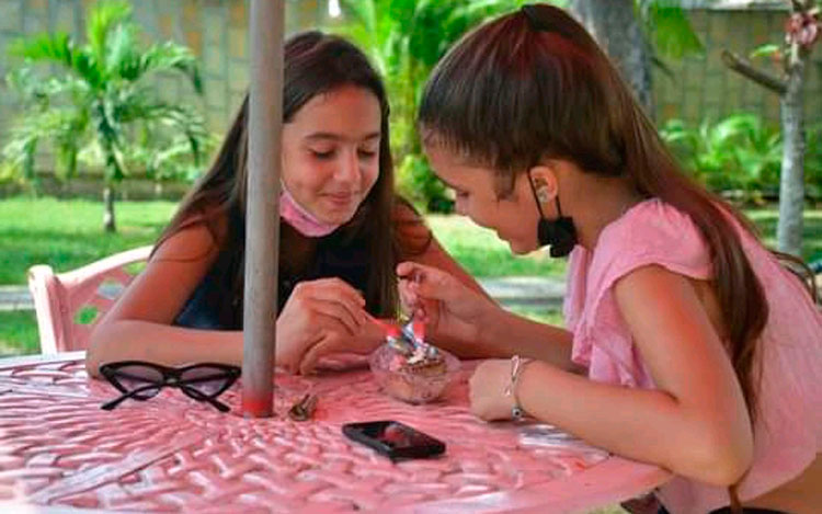 Para los adolescentes, resulta atractivo disfrutar de la Sala de Juegos, para después saborear las propuestas de la Cremería-Dulcería del Somos Jóvenes. Para los adolescentes, resulta atractivo disfrutar de la Sala de Juegos, para después saborear las propuestas de la Cremería-Dulcería del Somos Jóvenes.