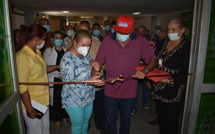 Yudí Rodríguez Hernández, primera secretaria del Partido, y Alberto López Díaz, gobernador, dejan reinaugurado el Centro Provincial de Cirugía de Mínimo Acceso en el hospital provincial Arnaldo Milián. (Foto: Carlos Rodríguez Torres)