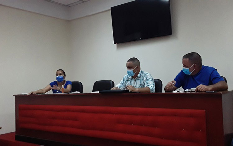 Yasser Hurtado, miembro del Buró Provincial del PCC, encabezó la reunicíón de comisiones para el enfrentamiento a los delitos contra las bodegas de la provincia de Villa Clara. Yasser Hurtado, miembro del Buró Provincial del PCC, encabezó la reunicíón de comisiones para el enfrentamiento a los delitos contra las bodegas de la provincia de Villa Clara.