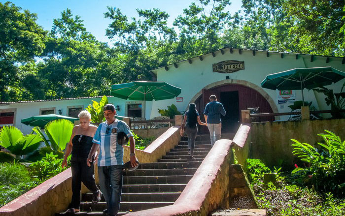 Bodegón, restaurante del complejo recreativo Arcoíris. Bodegón, restaurante del complejo recreativo Arcoíris.