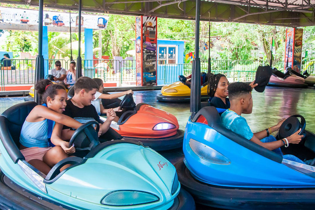 Carros chocones, en el parque infantil Arcoíris.