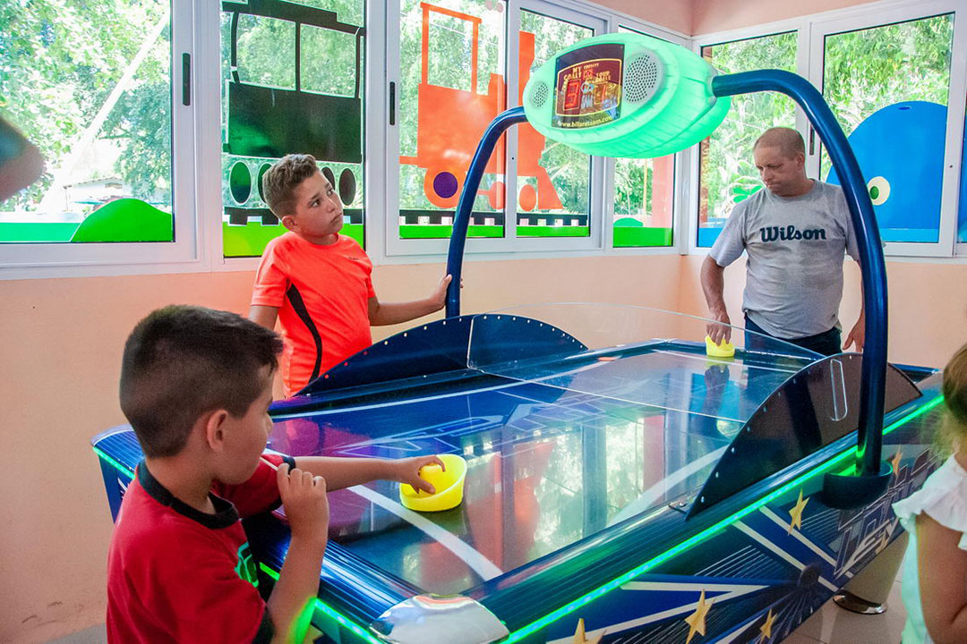 Juegos electrónicos en el parque infantil Arcoíris, de Santa Clara.