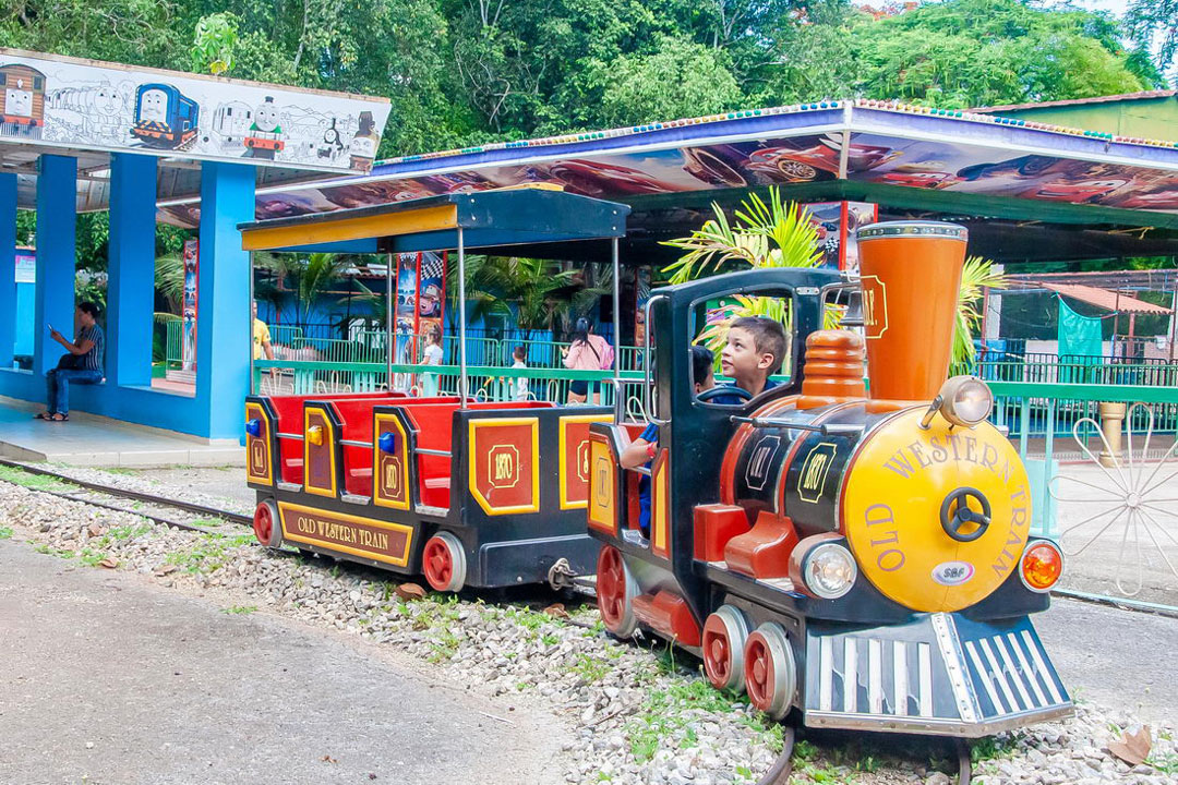 Trencito del parque infantil del complejo recreativo Arcoíris.