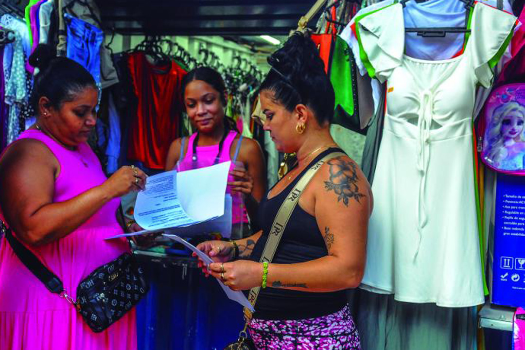Inspectora verificando precios