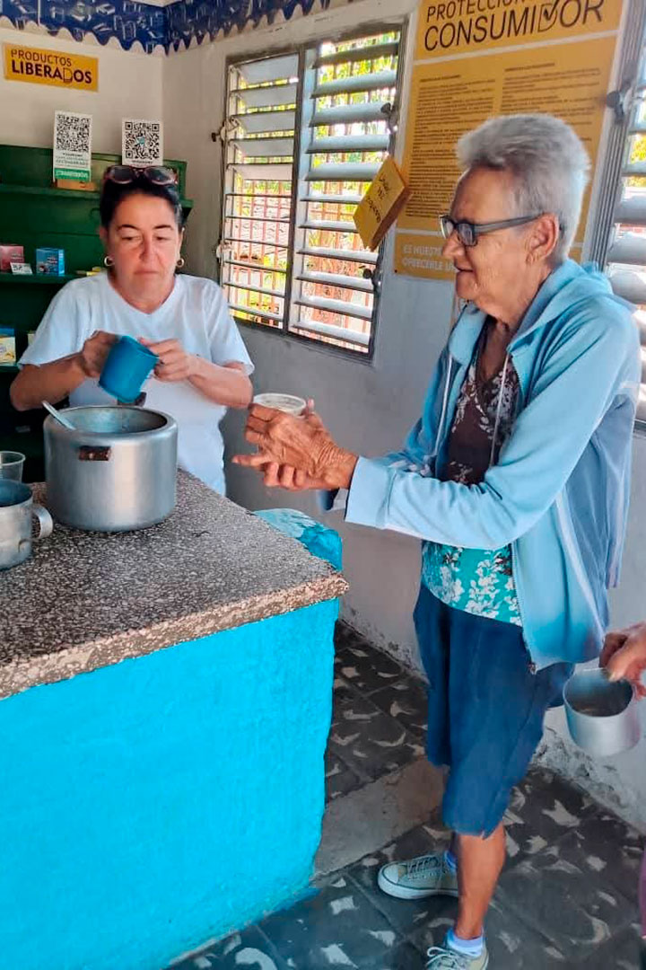 Anciana compra alimentos elaborados en una bodega.