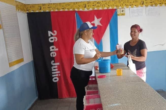 Venta de alimentos elaborados en una bodega.