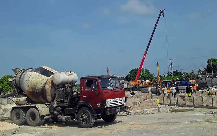 Camión concretera para la construcción de nuevas capacidades en el cementerio de Santa Clara. Camión concretera para la construcción de nuevas capacidades en el cementerio de Santa Clara.