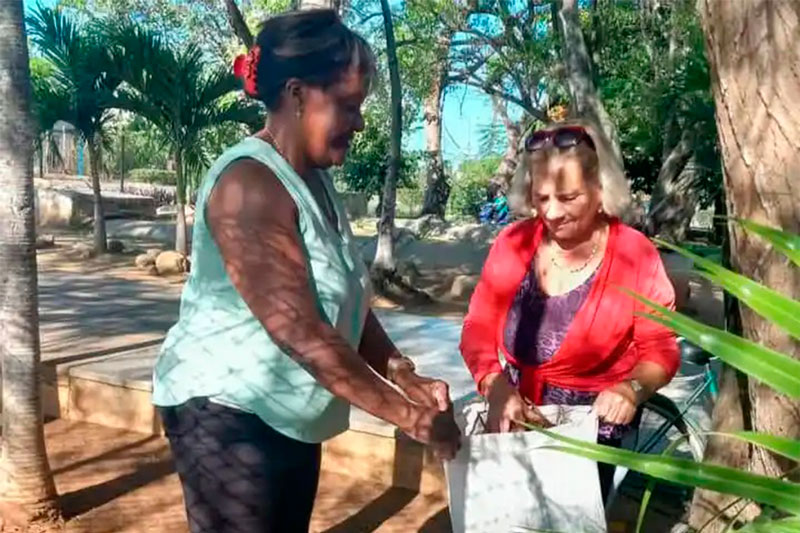 Mujeres participando en labor de limpieza de las comunidades y centros.