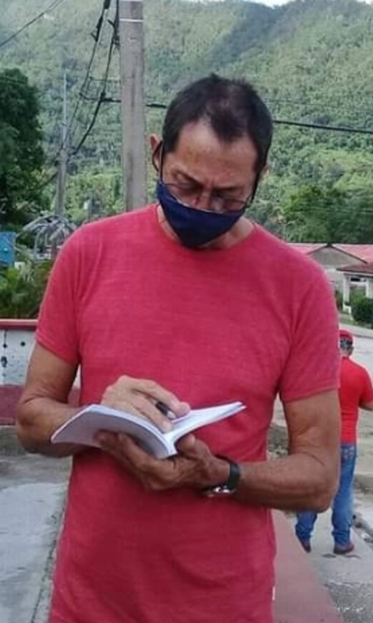 Freddy Pérez Cabrera, corresponsal del periódico Granma en Villa Clara, se alzó con el Premio Especial sobre la COVID-19. (Foto: Tomada de su perfil de Facebook) jornada