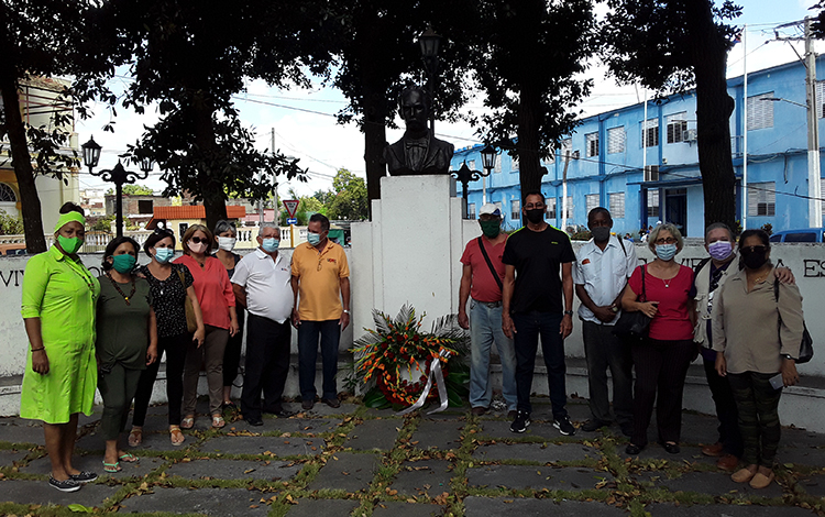 El homenaje al Apóstol José Martí­ fue la primera acción de los periodistas villaclareños en la Jornada de la Prensa Cubana. . (Foto: Francisnet Dí­az Rondón)