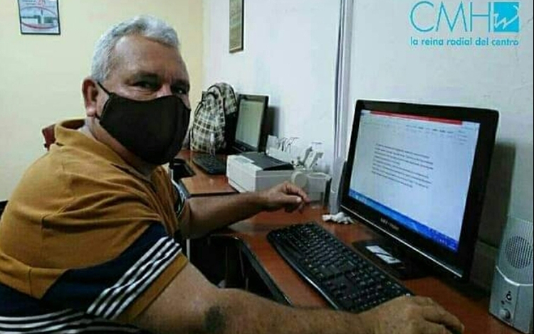 El reconocido periodista Jesús ílvarez López, de la emisora CMHW, obtuvo el Premio Provincial Roberto González Quesada, Por la Obra de la Vida. (Foto: Tomada del la página de Facebook de la CMHW)