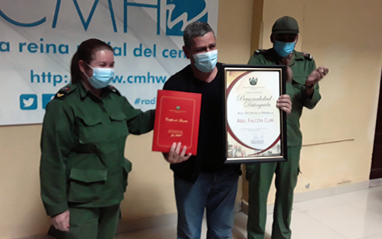 El reconocido periodista Abel Falcón Curí recibió la distinción Personalidad Distinguida que otorga la Gobernación de Villa Clara. (Foto: Francisnet Díaz Rondón) El reconocido periodista Abel Falcón Curí recibió la distinción Personalidad Distinguida que otorga la Gobernación de Villa Clara. (Foto: Francisnet Díaz Rondón)