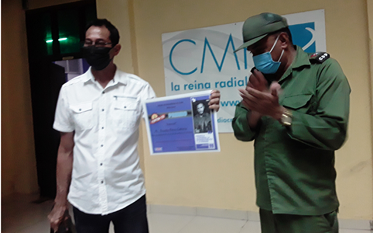 A Freddy Pérez Cabrera, corresponsal del periódico Granma en Villa Clara, se le confirió el Premio Especial por el mejor trabajo en reflejar el tema de la lucha contra la COVID-19. A su lado, Alberto López Díaz, Gobernador de la provincia. (Foto: Francisnet Díaz Rondón) A Freddy Pérez Cabrera, corresponsal del periódico Granma en Villa Clara, se le confirió el Premio Especial por el mejor trabajo en reflejar el tema de la lucha contra la COVID-19. A su lado, Alberto López Díaz, Gobernador de la provincia. (Foto: Francisnet Díaz Rondón)