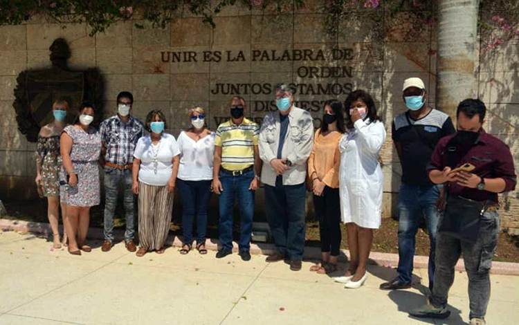 El Dr. Fernando Buen Abad Domínguez junto a un grupo de periodistas de Villa Clara, Cuba. El Dr. Fernando Buen Abad Domínguez junto a un grupo de periodistas de Villa Clara, Cuba.