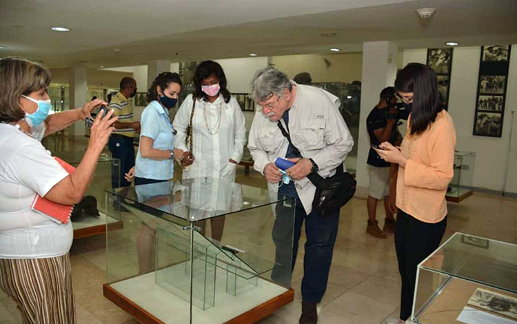 El Dr, Fernando Buen Abad Domínguez visita el Museo del Conjunto Escultórico Comandante Ernesto Che Guevara. El Dr, Fernando Buen Abad Domínguez visita el Museo del Conjunto Escultórico Comandante Ernesto Che Guevara.