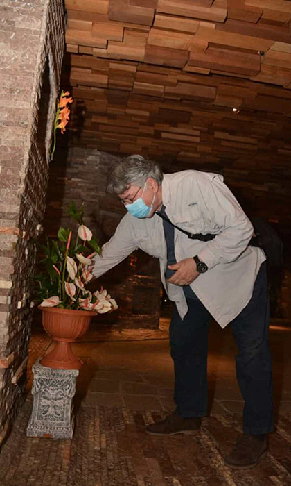 Doctor Fernando Buen Abad Domínguez rinde tributo al Comandante Ernesto Che Guevara en el Conjunto Escultórico en su honor, en Santa Clara. Doctor Fernando Buen Abad Domínguez rinde tributo al Comandante Ernesto Che Guevara en el Conjunto Escultórico en su honor, en Santa Clara.