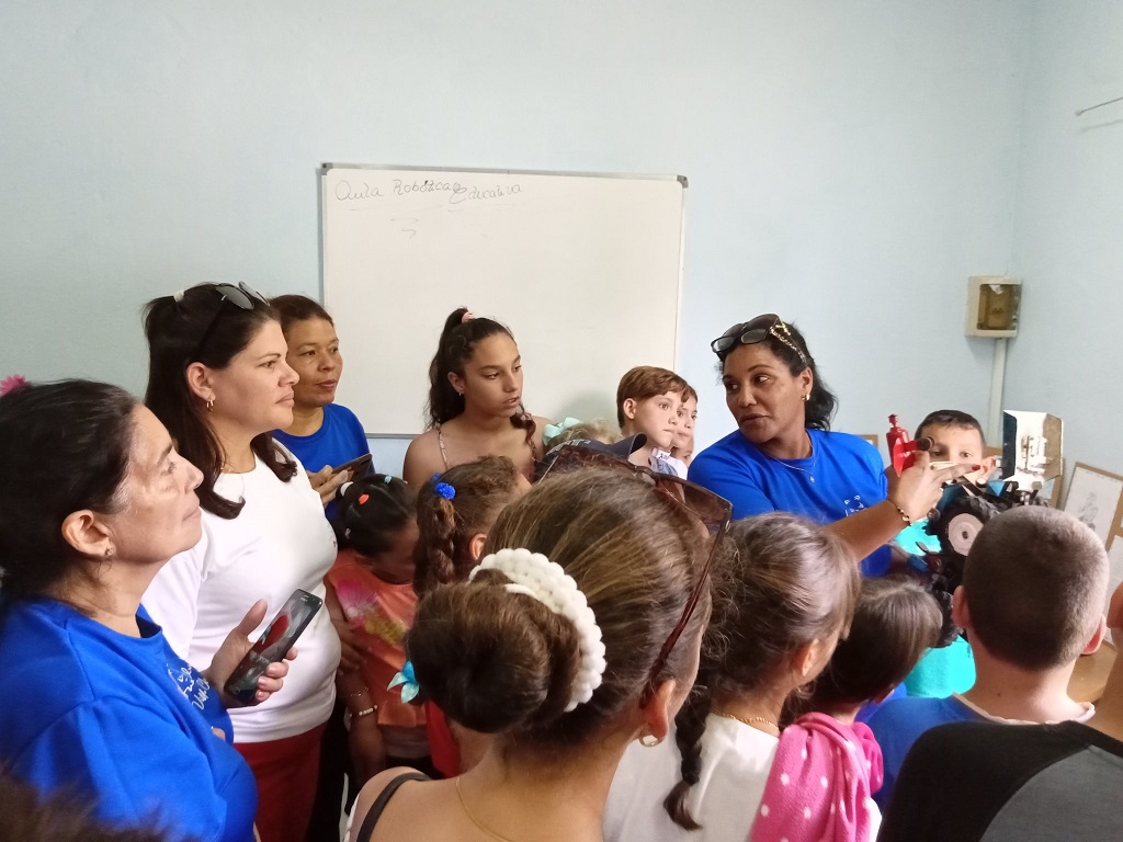Niños participan en exposición en el aula de robótica.