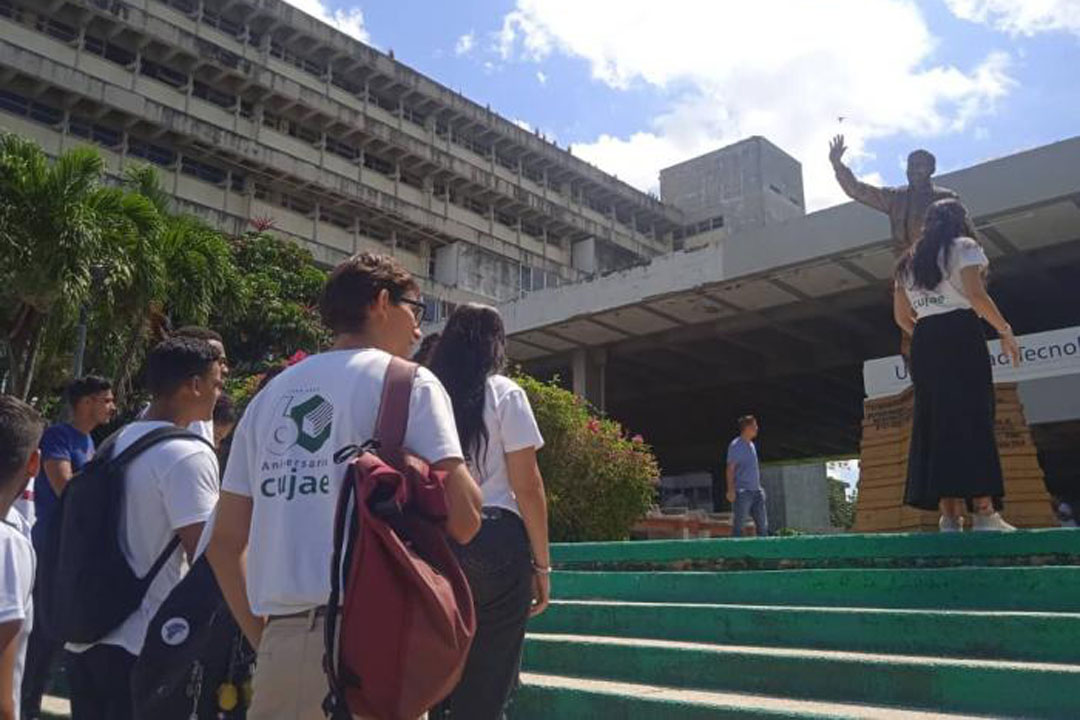 EStudiantes entrando en la CUJAE
