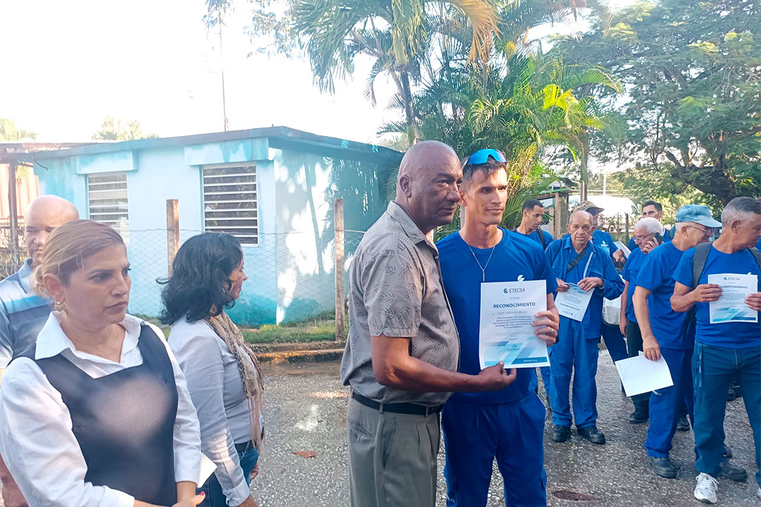 Reconocimiento a trabajadores de Etecsa en Villa Clara que participaron en la recuperación de las comunicaciones en Santiago de Cuba.