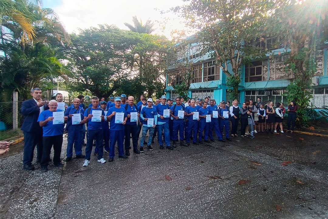 Trabajadores de Etecsa que participaron en la recuperación de las comunicaciones en Santiago de Cuba tras el paso del huracán Melissa.