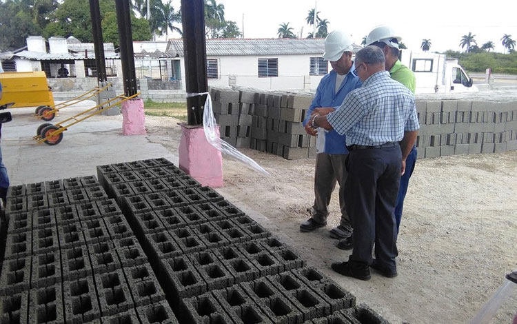 Inauguración de la minindustria de materiales de la construcción de Corralillo.