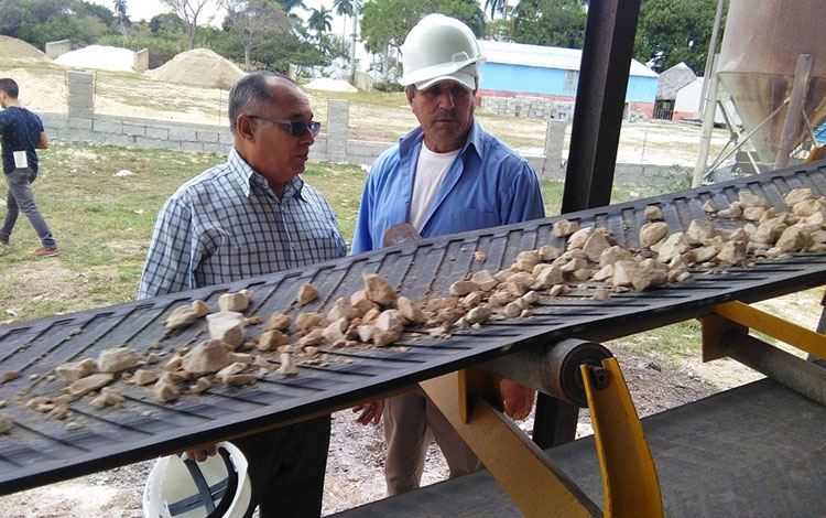 Ingeniero Pedro Seijo aprecia produccion en ma minindustria de materiales de la construcción en Corralillo.
