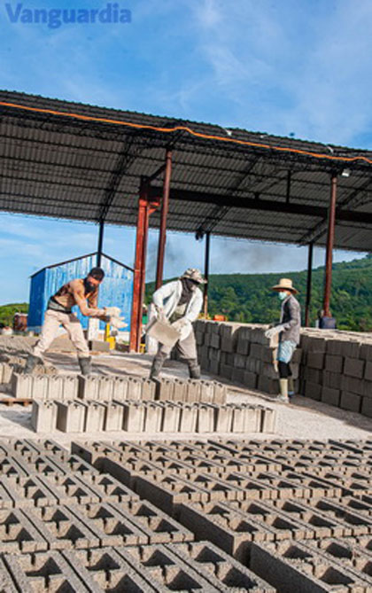 Fabricación de bloques en la UEB Osvaldo Herrera, de Santa Clara.