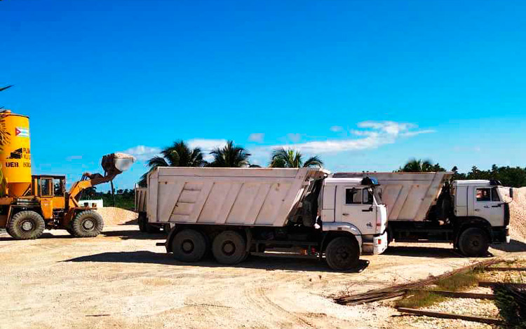 Tirada de de áridos desde la UEB de Encrucijada al resto de las Unidades Empresariales de Base de Villa Clara. (Foto: Cortesía de Gilberto Fernández Valle) Tirada de de áridos desde la UEB de Encrucijada al resto de las Unidades Empresariales de Base de Villa Clara. (Foto: Cortesía de Gilberto Fernández Valle)