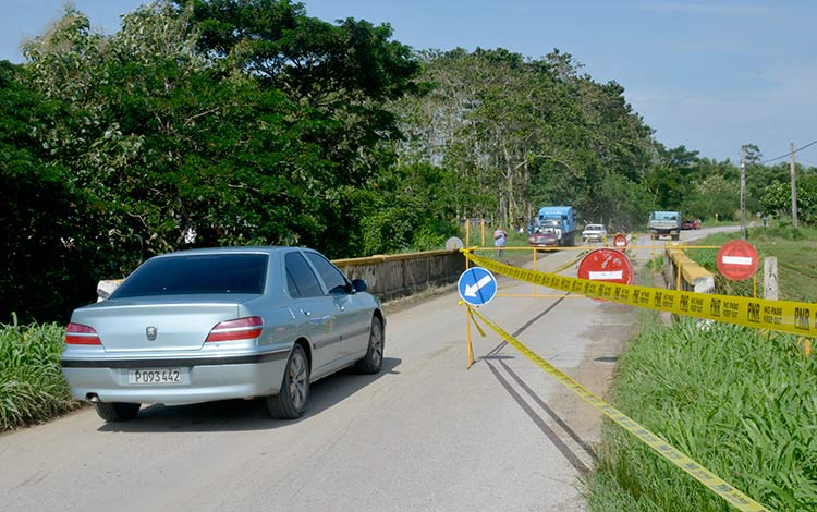 Una de las vías del puente Clemente está cerrada a la circulación vehicular.