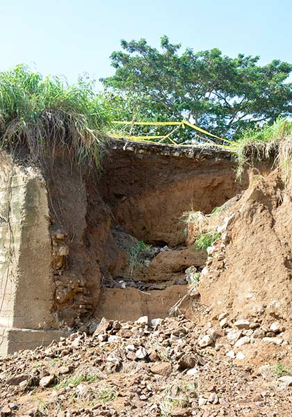 Deslizamiento ocurrido en uno de los bordes del pasadero. Deslizamiento ocurrido en uno de los bordes del pasadero.