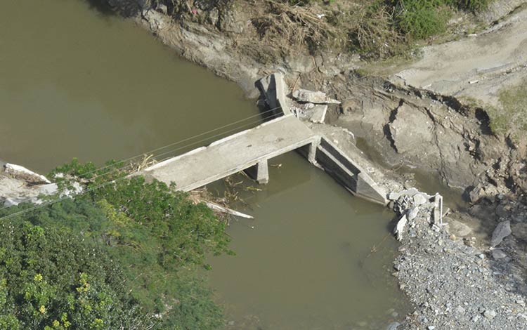 Obra de fábrica en vía afectada por la tormenta tropical Eta en Villa Clara. Obra de fábrica en vía afectada por la tormenta tropical Eta en Villa Clara.