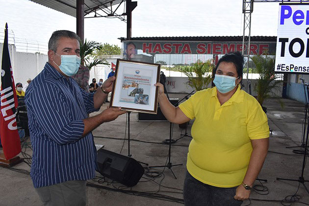 Central de Trabajadores de Cuba (CTC) entrega reconocimiento a la empresa constructora Ecoing 25. Central de Trabajadores de Cuba (CTC) entrega reconocimiento a la empresa constructora Ecoing 25.